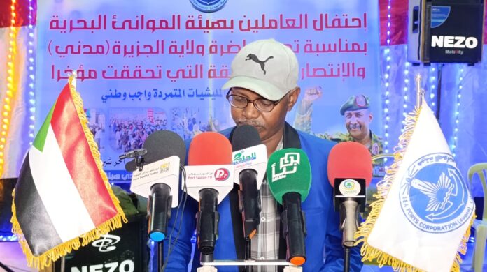 عمال الموانيء يرفعون التمام