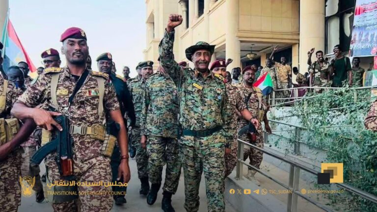 البرهان يهبط مطار الخرطوم ويزور القصر الجمهوري