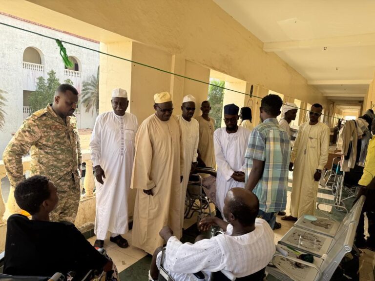 قيادات عسكرية وسياسية لتجمع قوى تحرير السودان يزورون جرحى معركة الكرامة