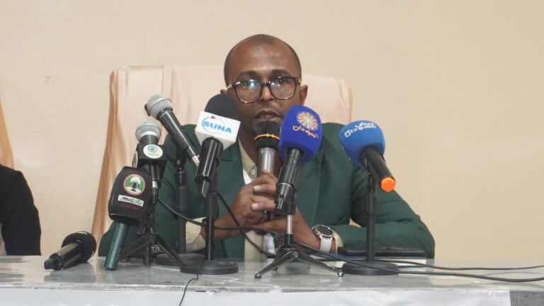 بعض البضائع المخصصة لنازحين يتم بيعها في سوق الدبة.  ومفوض العون الانساني بدنقلا يتأسف علي دور المنظمات الدولية لعدم استجابتها