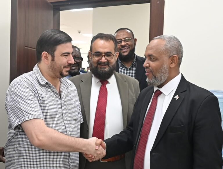 وزير الصحة الاتحادي مستشفى مكة تمثل “القلعة المتكاملة” و إنجازها  في الحرب توطين لطب العيون محلياً وإقليمياً.