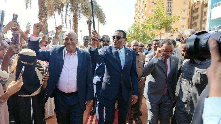 رئيس  الوزراء  يزور مدينة الشهيد علي عبد الفتاح الجامعية للطالبات