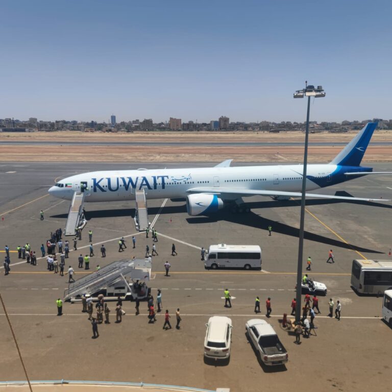 هبوط  أول طائرة كويتية مطار الخرطوم بعد الحرب