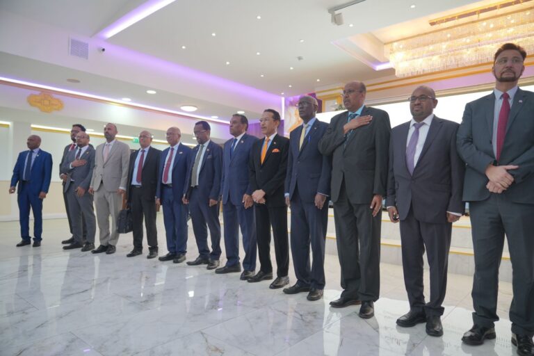 رئيس الوزراء يستعرض ملفات الإعمار مع جالية السودان ببريطانيا