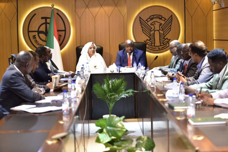 وزارة المعادن وبنك السودان  يتفقان  على تطوير التعدين
