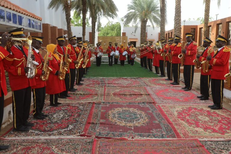 تلفزيون السودان يحتفل  باعياد الجيش من داخل مبانيه